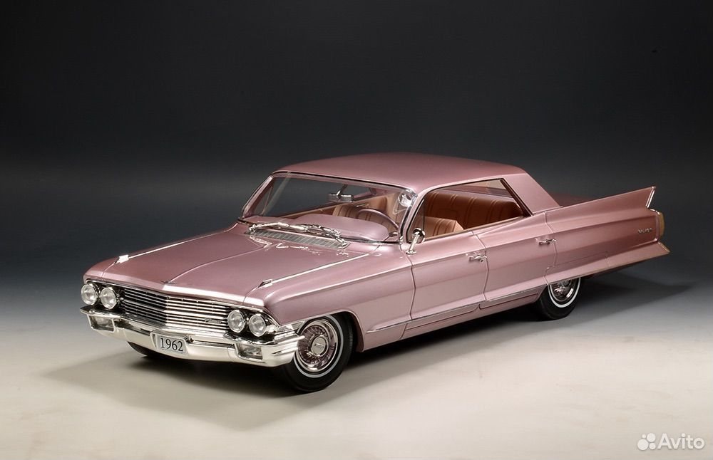 Коллекционная модель Cadillac DeVille 1962 , розовый 1:18