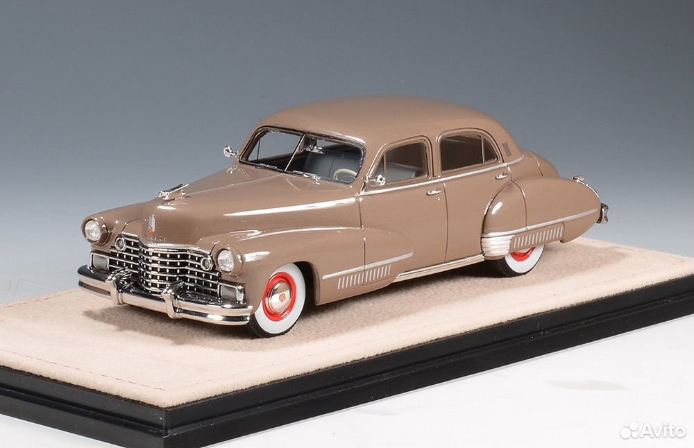 Коллекционная модель Cadillac Sixty Special 1942 коричневом цветах 1:43