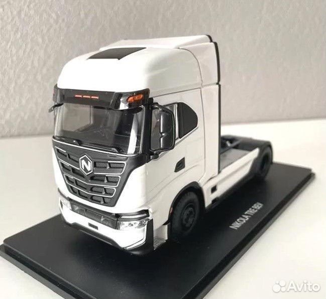 Коллекционная модель седельного тягача Iveco Nikola Tre BEV 2022 1:43