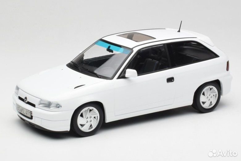 Коллекционная модель Opel Astra GSi 1991 Casablanca White 1:18