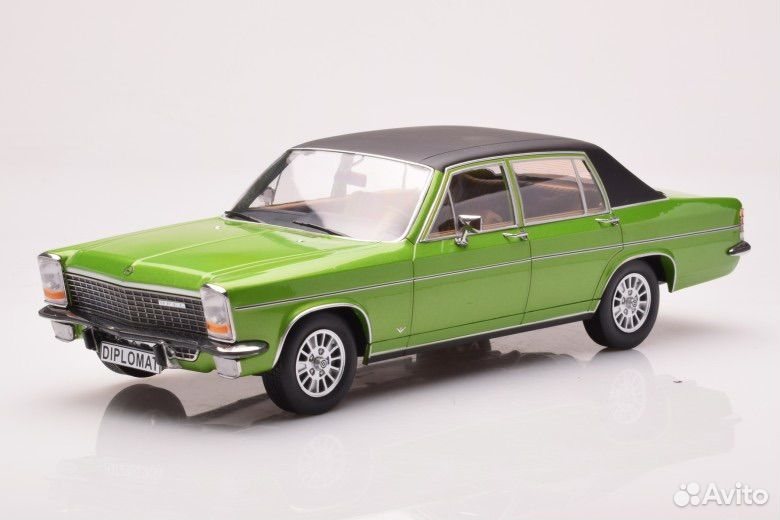 Коллекционная модель Opel Diplomat B 1972 (2 цвета) 1:18 MCG
