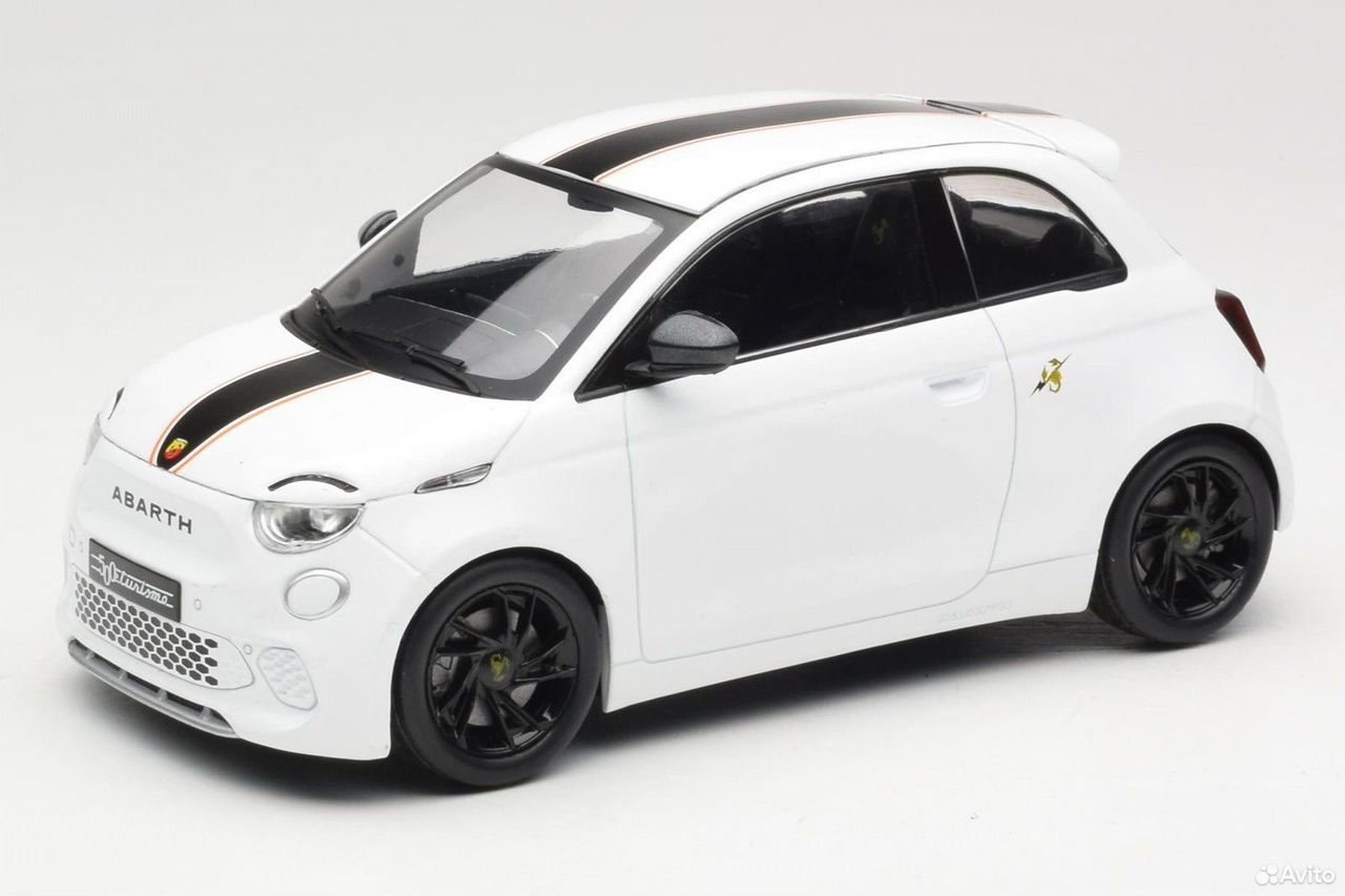 Коллекционная модель Fiat 500e Abarth 2024 (3 цвета) 1:18 MCG