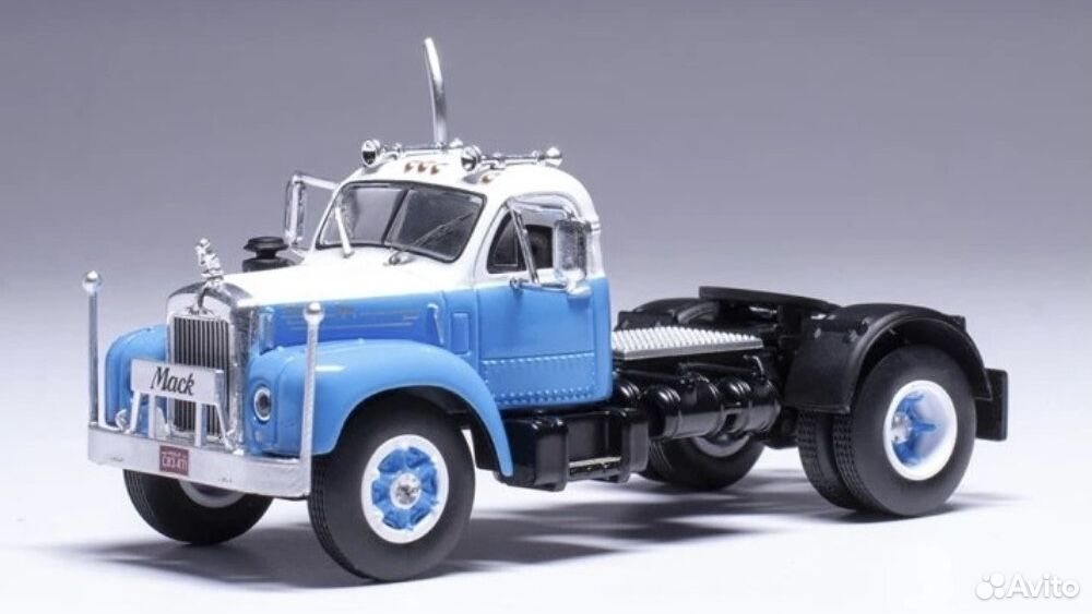 Коллекционная модель тягача Mack B61 1953 (2 цвета) 1:64 IXO