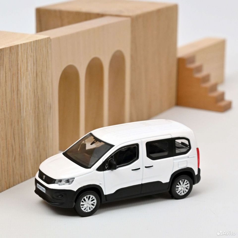 Коллекционная модель Peugeot Rifter 2018 White 1:43 Norev
