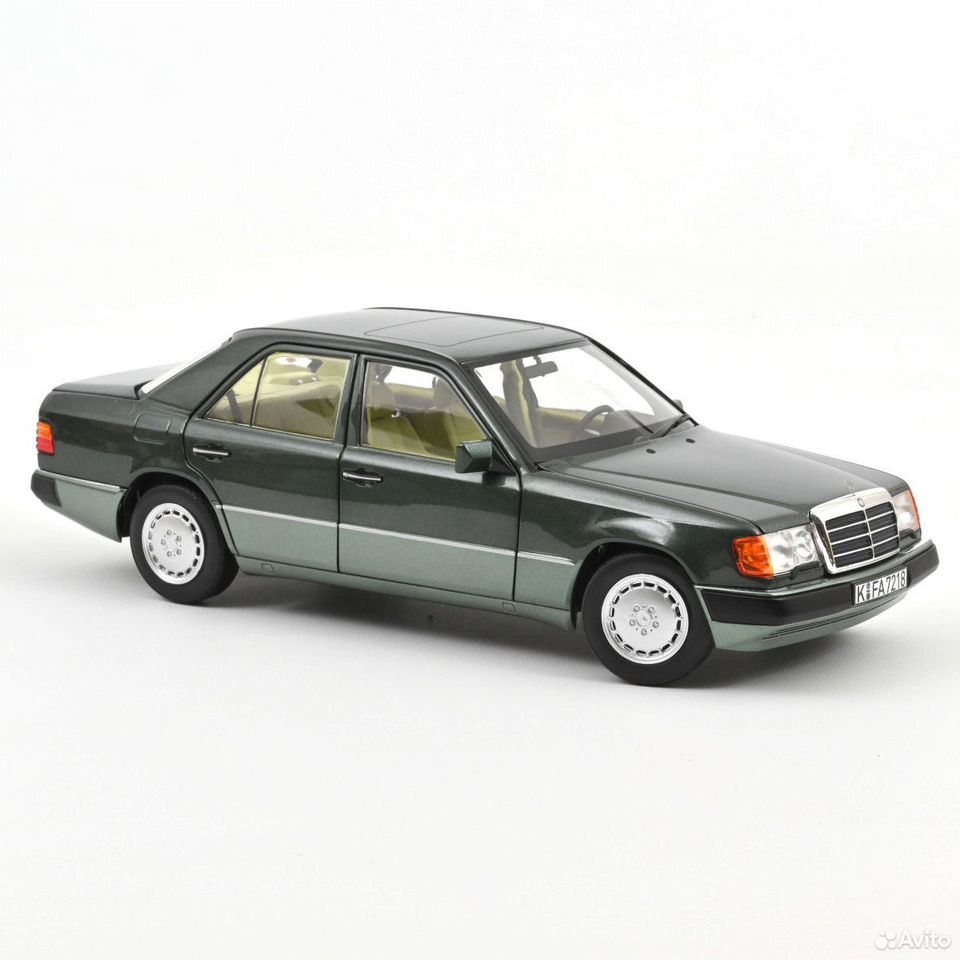 Коллекционная модель Mercedes-Benz 230E 1990 Night Green Metallic 1:18
