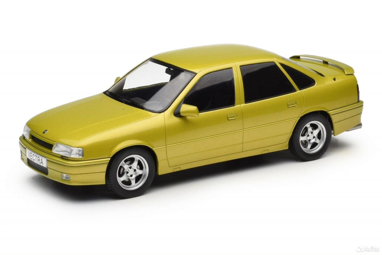 Коллекционная модель Opel Vectra A 2000 1988 желтый 1:18 MCG