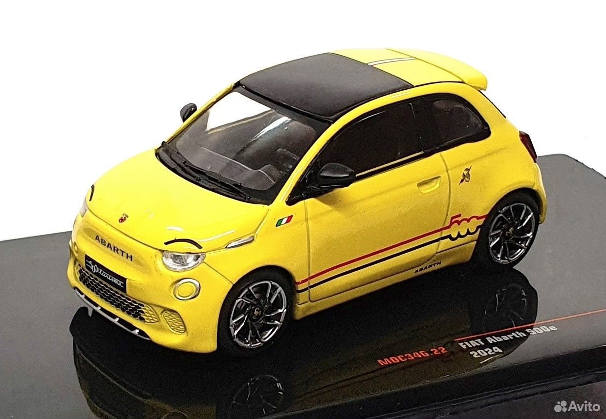 Коллекционная модель Fiat 500e Abarth 2024 2 цвета 1:43 IXO