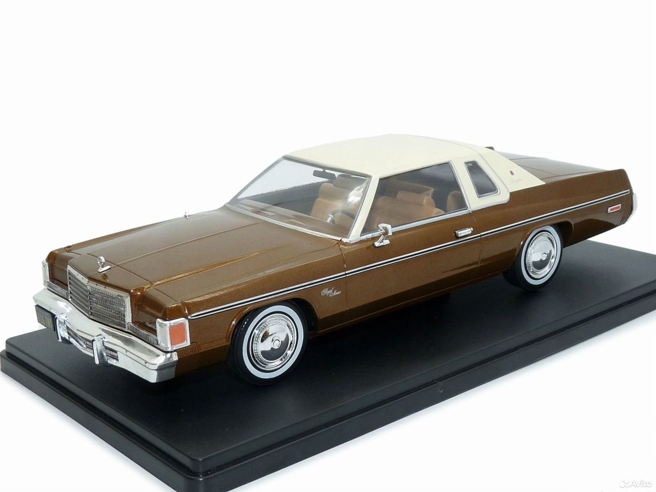 Коллекционная модель Whitebox Dodge Royal Monaco Coupe 1977 1:24