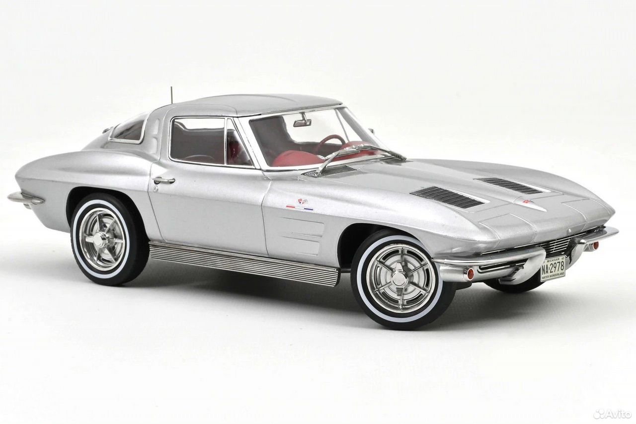 Коллекционная модель Chevrolet Corvette C2 Sting Ray Coupe 1963 1:18