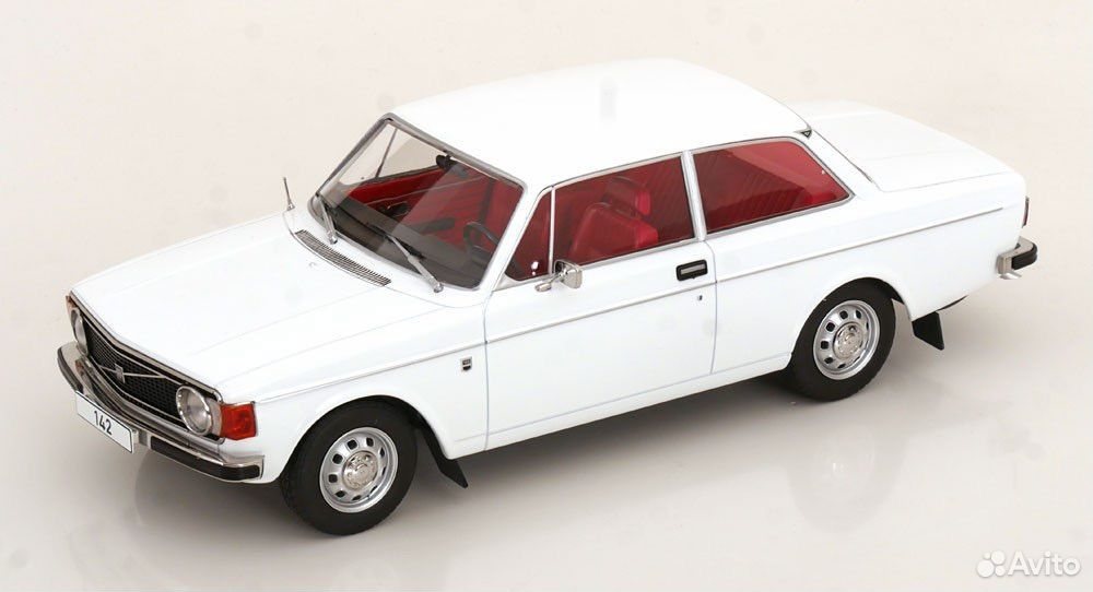 Коллекционная модель Volvo 142 Saloon 1973 White 1:18 MCG