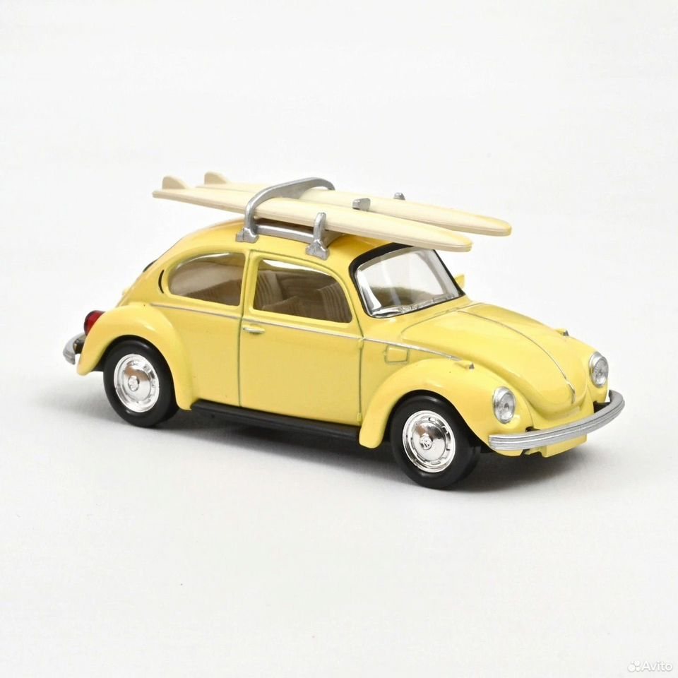 Коллекционная модель VW Beetle 1303 с досками для серфинга 1973 1:43