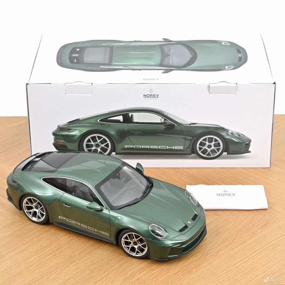 Коллекционная модель Porsche 911 S/T 2023 Malachite Green Metallic 1:12